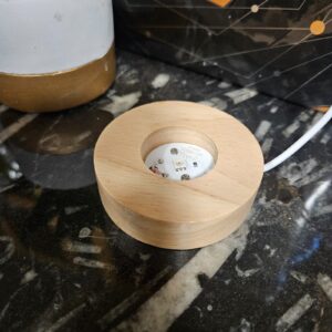 Drevená základná lampa s meniacou sa farbou