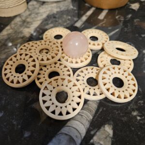 Stojan pod guľu z dreva