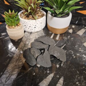 Surový šungit na čistenie a harmonizáciu vody – „Prírodný prameň u teba doma”