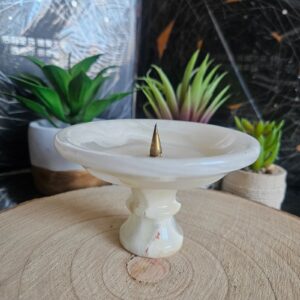 Svietnik vyrobený zo zlatého ónyxu