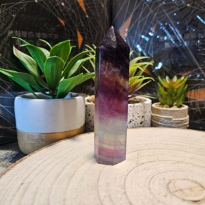 Veža Fénixa – Fluoritový Kryštálový Obelisk (11 cm / 124 g)