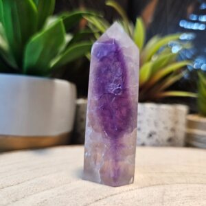 Iskra Vedomostí – Fluoritový Kryštálový Obelisk (6,5 cm / 53 g)