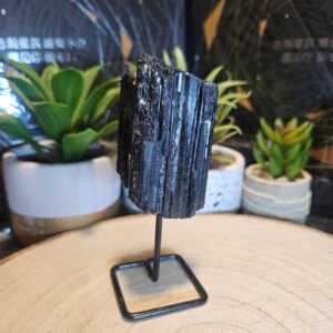 Imperial Obelisk – Strážca nočného trónu (Čierny turmalín na stojane)