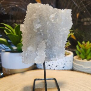 Imperial Apofylit – Kryštál svetla na stojane (Prírodný surový Apofylit – estetický minerál na čiernom kovovom stojane)#4