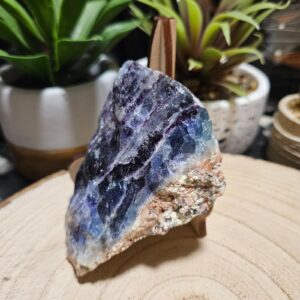 Oltárny Kameň Intenzívnej Ochrany – Surový Fluorit Špeciálny Kus (205 g / 8x5 cm)