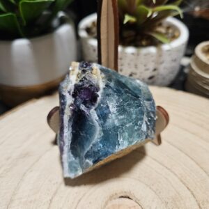 Oltárny Kameň Intenzívnej Ochrany – Surový Fluorit Špeciálny Kus (162 g / 6x5 cm)