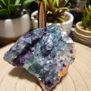 Oltárny Kameň Intenzívnej Ochrany – Surový Fluorit Špeciálny Kus (212 g / 7,5x5,5 cm)