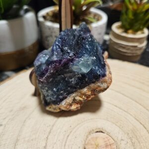 Oltárny Kameň Intenzívnej Ochrany – Surový Fluorit Špeciálny Kus (209 g / 7x5 cm)