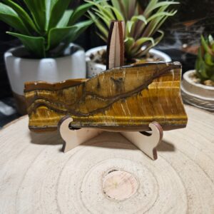 Imperial Tiger’s Eye – Vertikálna sila (Prírodný brúsený minerál Tigrie oko – plátok, 4,5x10,5 cm, 104 g)