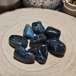 Buditeľ Vnútorného Videnia – Hladený Modrý Apatit (cca 3 cm)