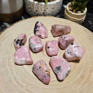 RODOCHROZIT (RHODOCHROSITE) – KAMEŇ LÁSKY A VNÚTORNÉHO UZDRAVENIA
