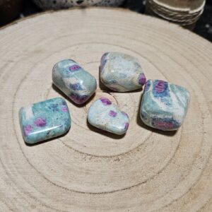 Imperial Green Flame – Zelený plameň (Tromlovaný rubín vo fuchsite, 2-3 cm)