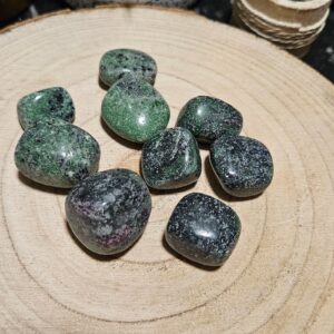 Imperial Heart Guardian – Strážca srdca (Tromlovaný rubín v zoizite, 2-3 cm)