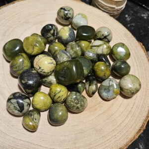 Imperial Serpentine Essence – Prírodný tromlovaný minerál (Prírodný Serpentín – tromlovaný minerál, 2-3 cm)