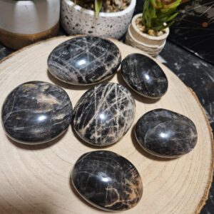 Mystérium Nočnej Oblohy – Čierny Mesačný Kameň do dlane (6-8 cm)