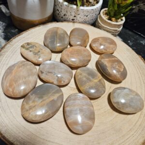 Žiara západu slnka – Krémový mesačný kameň do dlane (5-6 cm)