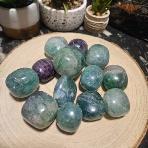 Vrecko-Veľkosť Intelektu – Fluoritový Hladený Kameň (3–5 cm)