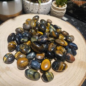 Imperial Tiger’s Eye – Trojica ochrany (Prírodný minerál Tigrie oko – 3 ks v balení, 1-3 cm)