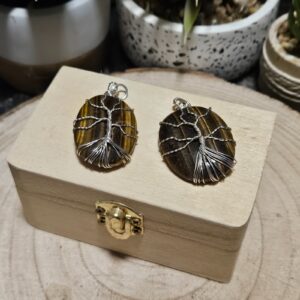 Imperial Tiger’s Eye – Strom života (Prírodný brúsený minerál Tigrie oko – prívesok s drôteným výpletom, 3,5–4 cm, náhodný výber)