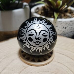 Imperial Slnečný Obsidián – Svetlo v temnote (Prírodná čierna obsidiánová guľa s gravírovaným strieborným symbolom Slnka – priemer 5 cm)
