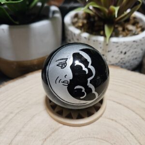 Imperial Mesačný Obsidián – Svetlo v nočnej tiche (Prírodná čierna obsidiánová guľa s gravírovaným strieborným symbolom Mesiaca – priemer 5 cm)