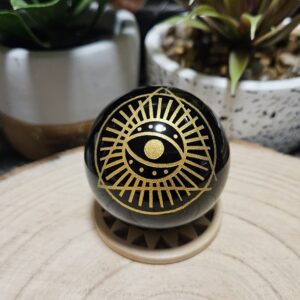 Imperial Zlaté Oko Obsidián – Sféra bdelosti (Prírodná čierna obsidiánová guľa s gravírovaným zlatým symbolom oka v trojuholníku – priemer 5 cm)