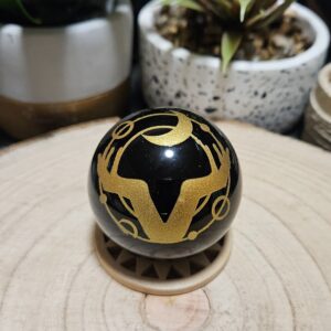 Imperial Zlaté Nebeské Ruky Obsidián – Sféra osudu (Prírodná čierna obsidiánová guľa s gravírovaným zlatým symbolom rúk a mesiaca – priemer 5 cm)