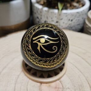 Imperial Zlaté Horovo Oko Obsidián – Sféra kráľovskej ochrany (Prírodná čierna obsidiánová guľa s gravírovaným zlatým symbolom Horovho oka – priemer 5 cm)