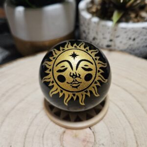 Imperial Zlaté Slnko Obsidián – Sféra vnútorného svetla (Prírodná čierna obsidiánová guľa s gravírovaným zlatým symbolom Slnka – priemer 5 cm)
