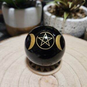 Imperial Zlatá Lilith Obsidián – Sféra nočnej sily (Prírodná čierna obsidiánová guľa s gravírovaným zlatým symbolom Hekaté a Lilith – priemer 5 cm)