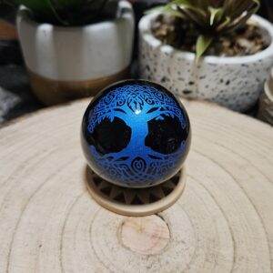 Imperial Modrý Strom života Obsidián – Sféra predkov (Prírodná čierna obsidiánová guľa s gravírovaným modrým symbolom Stromu života – priemer 5 cm)