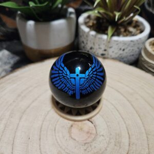 Imperial Modrý Anjelský Kríž Obsidián – Sféra nebeskej ochrany (Prírodná čierna obsidiánová guľa s gravírovaným modrým symbolom kríža a krídel – priemer 5 cm)