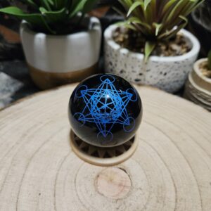 Imperial Modrý Metatron Obsidián – Sféra vesmírneho poriadku (Prírodná čierna obsidiánová guľa s gravírovaným modrým symbolom Metatronovej kocky – priemer 5 cm)