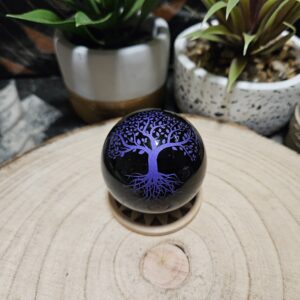 Imperial Fialový Strom života Obsidián – Sféra duchovného rastu (Prírodná čierna obsidiánová guľa s gravírovaným fialovým symbolom Stromu života – priemer 5 cm)