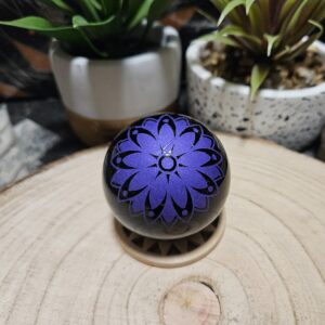 Imperial Fialový Kvet Obsidián – Rozkvet duše (Prírodná čierna obsidiánová guľa s gravírovaným fialovým kvetinovým motívom – priemer 5 cm)