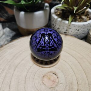 Imperial Fialová Čakra Obsidián – Sféra vnútornej rovnováhy (Prírodná čierna obsidiánová guľa s gravírovaným fialovým symbolom meditácie a čakier – priemer 5 cm)