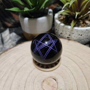 Imperial Fialová Hviezda Obsidián – Kozmická ochrana (Prírodná čierna obsidiánová guľa s gravírovaným fialovým symbolom hviezdy – priemer 5 cm)