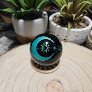 Imperial Zelený Kozmos Obsidián – Nočné vedenie (Prírodná čierna obsidiánová guľa s gravírovaným zeleným symbolom Mesiaca a hviezdy – priemer 5 cm)