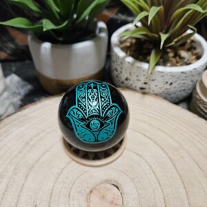 Imperial Zelená Hamsa Obsidián – Ruka ochrany (Prírodná čierna obsidiánová guľa s gravírovaným zeleným symbolom Hamsa – priemer 5 cm)