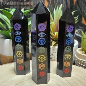 Imperial Čakra Obsidián – Veža energetickej rovnováhy (Prírodný čierny obsidiánový hrot s gravírovanými farebnými symbolmi 7 čakier – výška 8-10 cm)