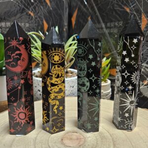 Imperial Mystický Obsidián – Obelisk nebeských síl (Prírodný čierny obsidiánový hrot s gravírovanými ezoterickými motívmi – výška 8-10 cm)
