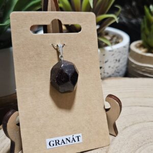 Darček z hlbín zeme – Malý prívesok Gránát (2 cm)