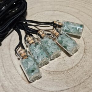 Imperial Essence Jar – Ampulka vitality (Aventurínová drť v sklenenej fľaštičke, 35x15 mm, na koženej šnúrke)