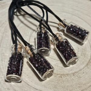 Gránát v ampulke na koženej šnúrke