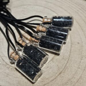 Imperial Obsidiánové úlomky – Amulet strážcu (Prírodné obsidiánové úlomky v sklenenej fľaštičke s korkovou zátkou na koženej šnúrke)