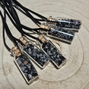 Imperial Vločkový Obsidián – Amulet vnútornej rovnováhy (Prírodné vločkové obsidiánové korálky v sklenenej fľaštičke s korkovou zátkou na koženej šnúrke)