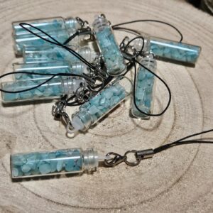 ​AMAZONITOVÁ FĽAŠTIČKA S ÚLOMKAMI – MINI TALIZMAN ODVAHY A HARMÓNIE