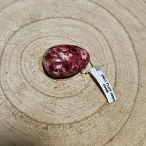 Imperial Rose Heart – Prívesok radosti zo života (Brúsený thulit prívesok cca 3 cm)