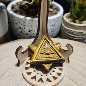 Imperial Tiger’s Eye – Horovo oko (Kabala) (Prírodný brúsený minerál Tigrie oko – trojuholník so symbolom, 4,5 cm)