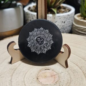 Šungitový disk so striebornou mandalou Óm (50 mm)